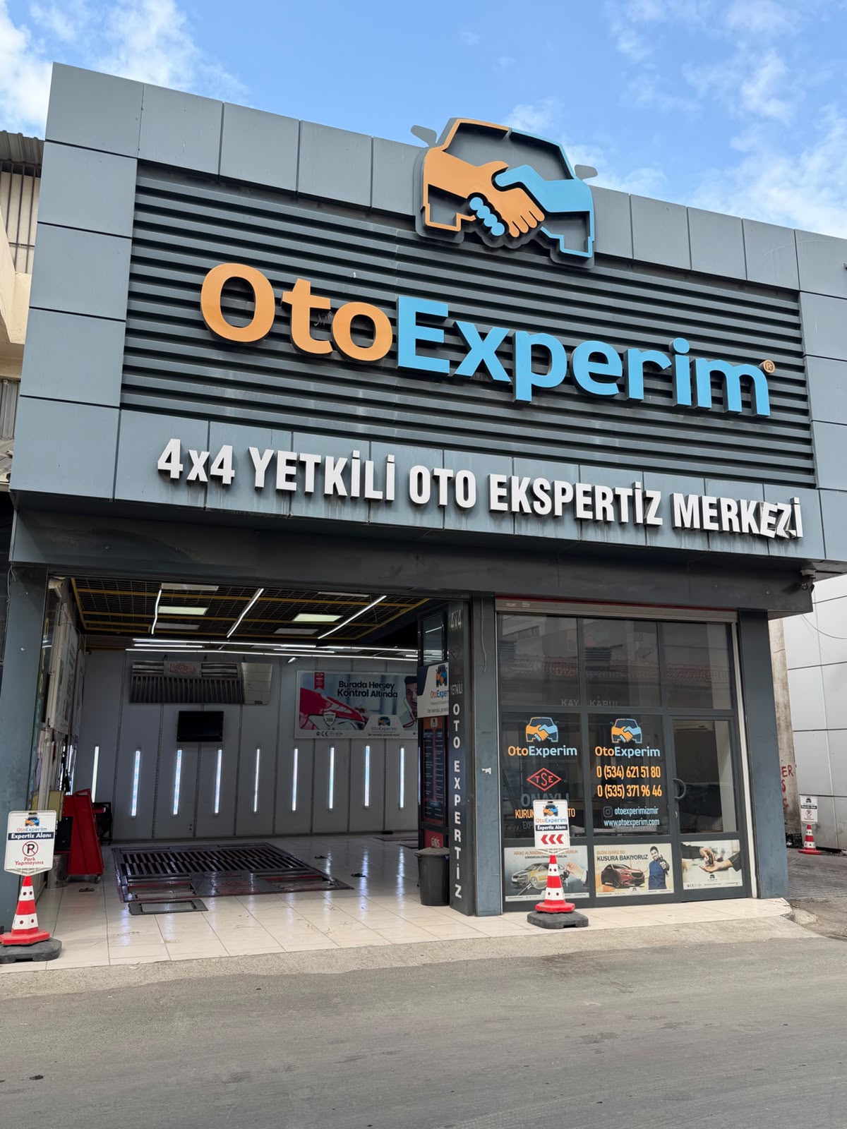 Oto Experim İzmir Bornova şubesinin gündüz dış cephesi ve 4x4 yetkili oto ekspertiz merkezi tabelası