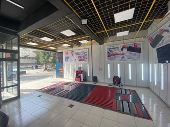 Oto Experim İzmir şubesinin test platformu ve iç mekânı